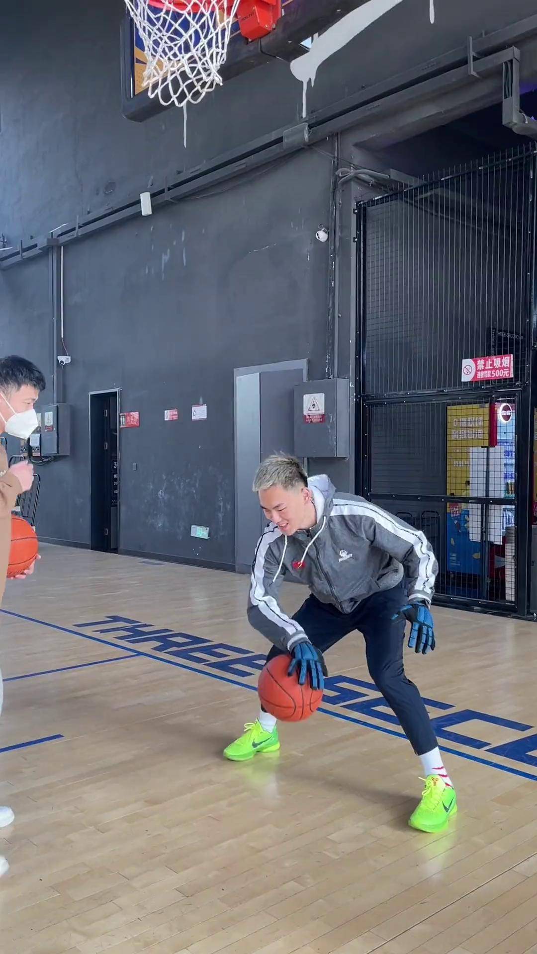 篮球明星在社交媒体上展示训练日常的简单介绍