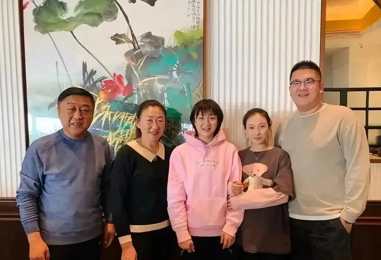 包含陈梦自曝理想中的求婚场景！人越多越好，比如体育赛事在足球场上的词条