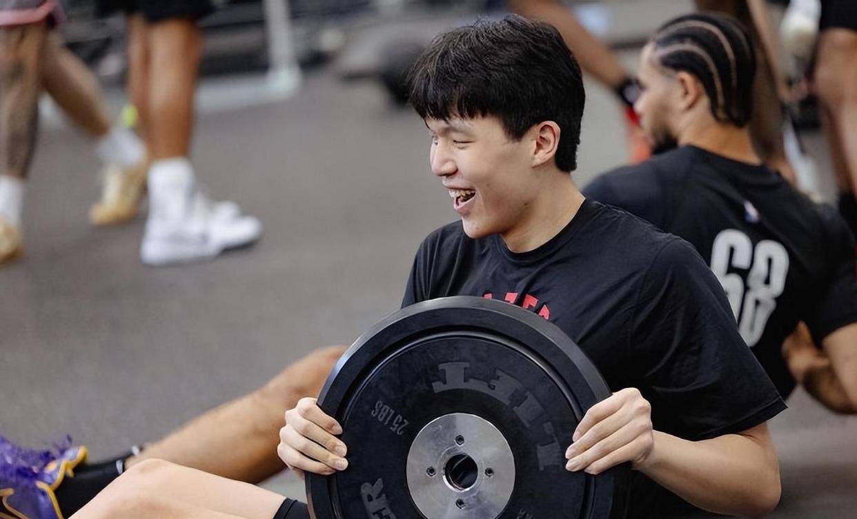 关于开拓者社媒更新视频：杨瀚森带你感受身高2米16是一种什么体验的信息