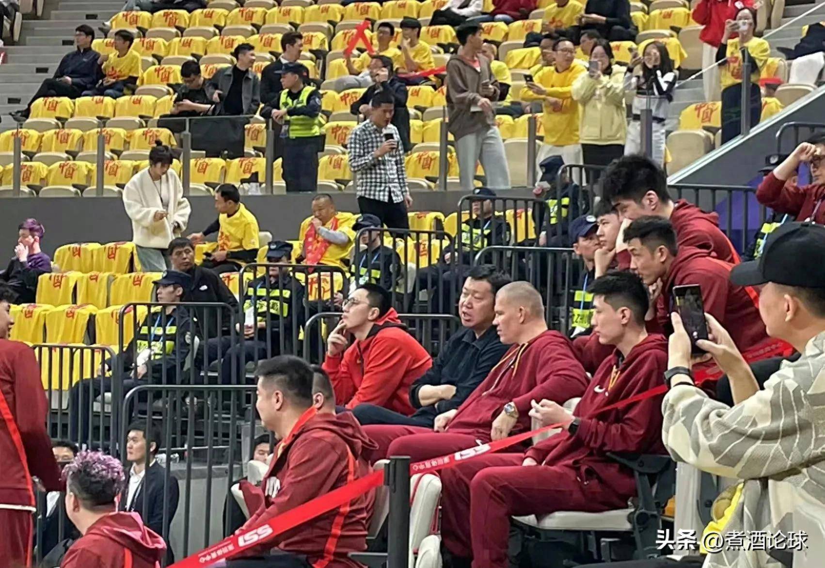中国男篮三连败倒数第一，一人太差面临开除，球迷真怒了