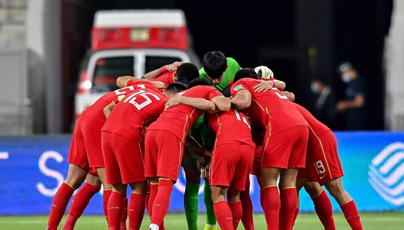国足东亚杯首战出炉！重回双后腰战术，首发11人浮现