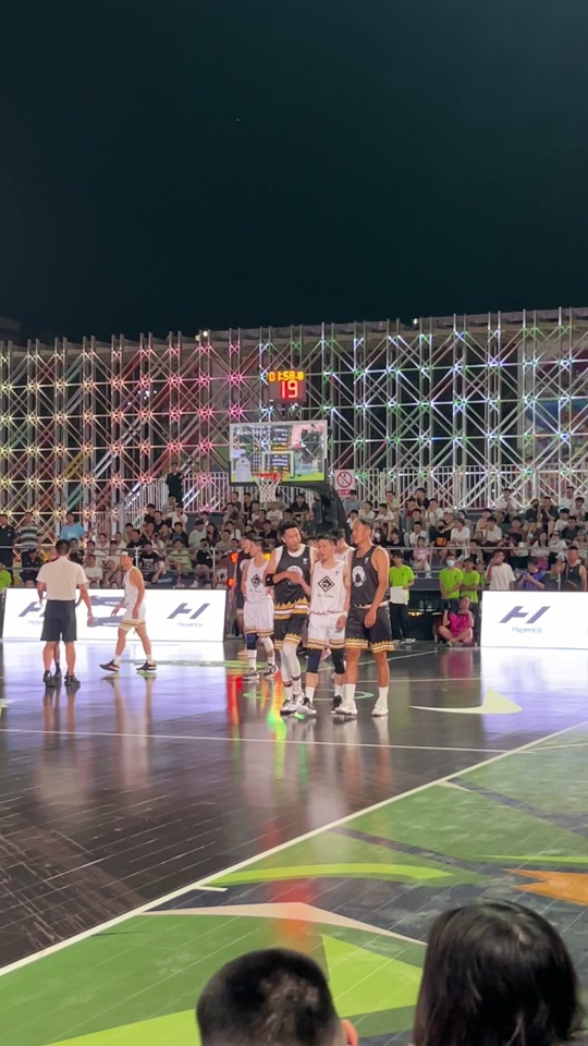 街球霸王：丹尼强突造成犯规，北京Unity暂时领先2分
